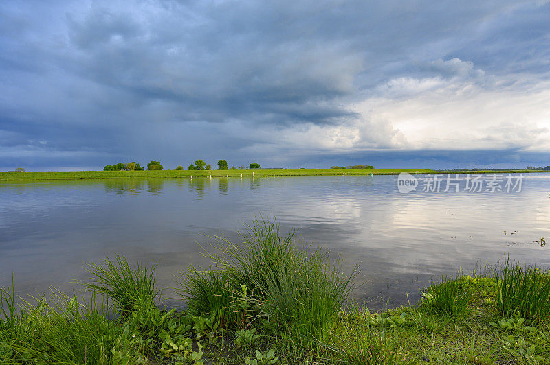 雷雨云接近IJsseldelta Kampen附近的reevdiep水道